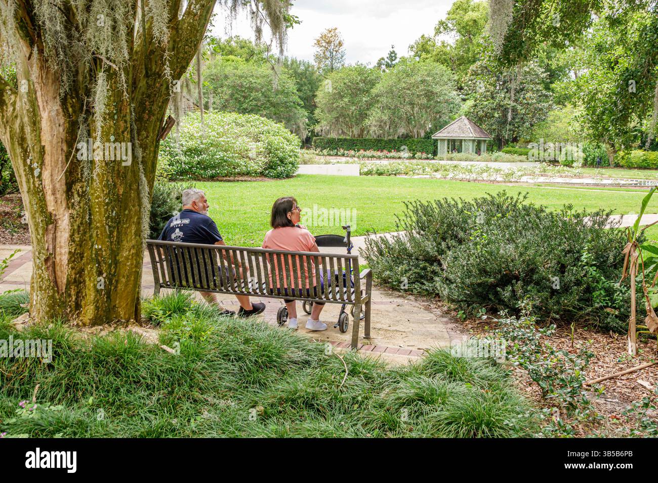 Orlando Floride, Harry P Leu Gardens, jardin botanique, couple homme-femme, assis sur le banc du parc, personnes âgées adultes, aide à la mobilité marcheur, p Banque D'Images