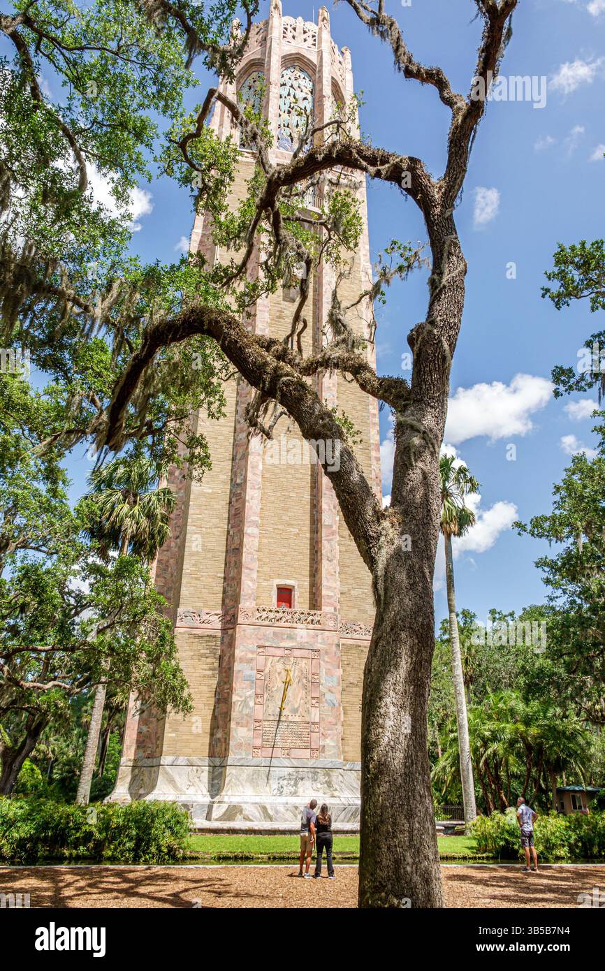 Lake Wales Florida, Bok Tower Gardens, Art Déco Singing Tower, architecture néo-gothique, clocher de carillon, coquina en marbre calcaire, vue sur la canopée des arbres, Quer Banque D'Images