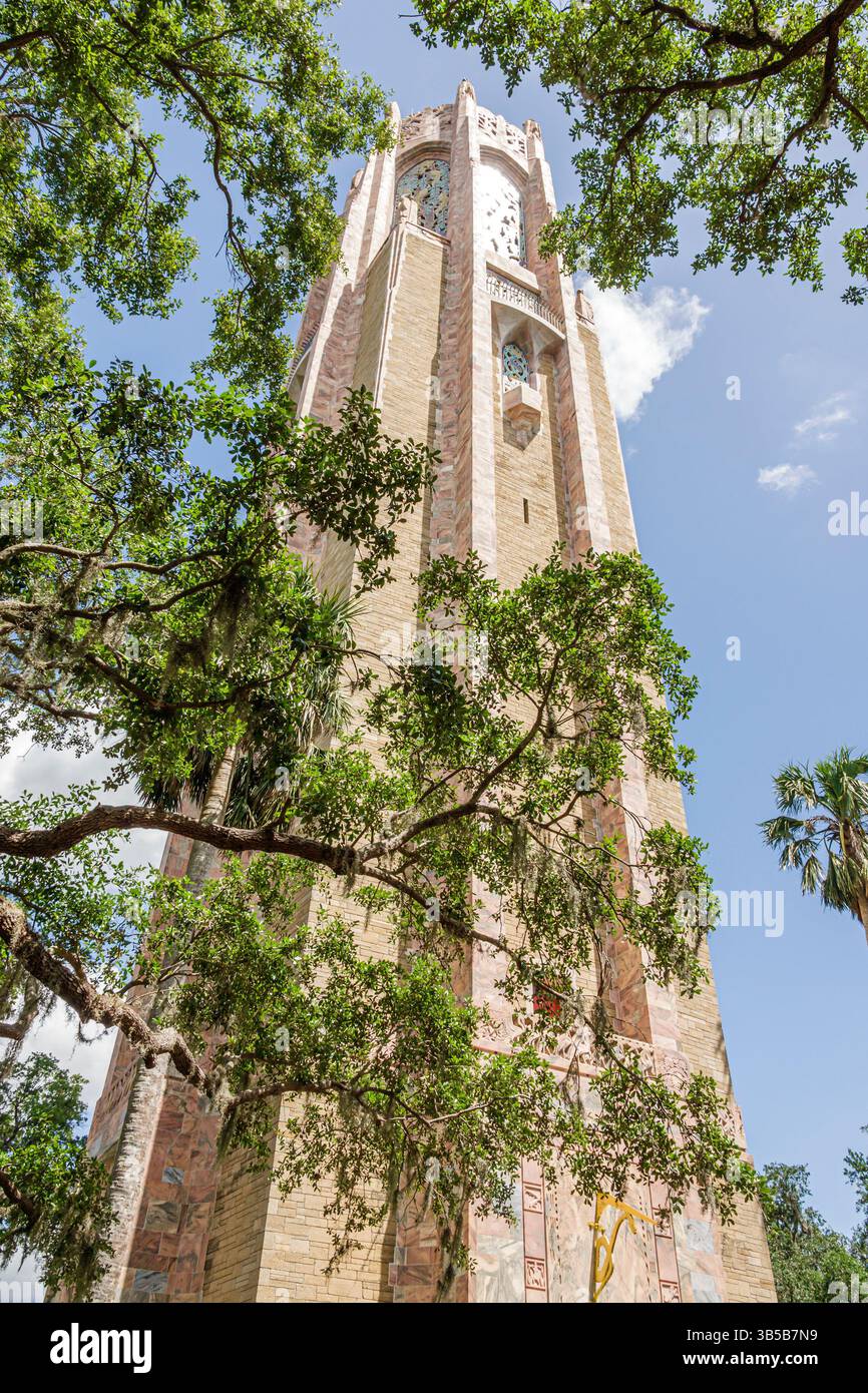 Lake Wales Florida, Bok Tower Gardens, Art Déco Singing Tower, architecture néo-gothique, clocher de carillon, coquina en marbre calcaire, vue sur la canopée des arbres, Quer Banque D'Images