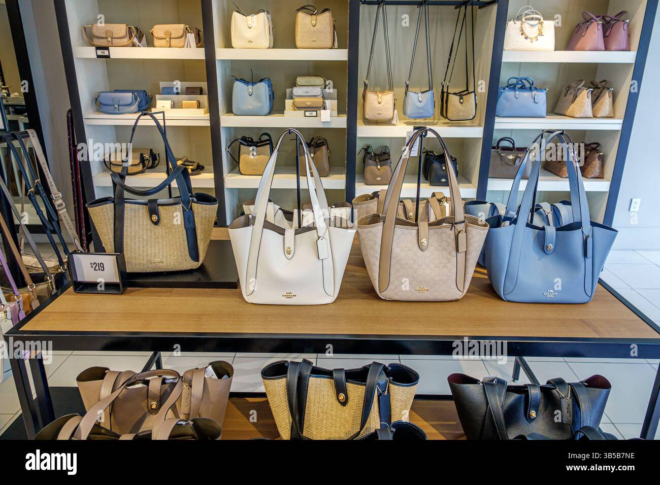 Vero Beach Florida, Vero Beach Outlets, route 60, intérieur de magasin d'autocar, vente d'affichage, vitrine de produit de sac à main, sacs fourre-tout en cuir sur les tables et les étagères, neut Banque D'Images
