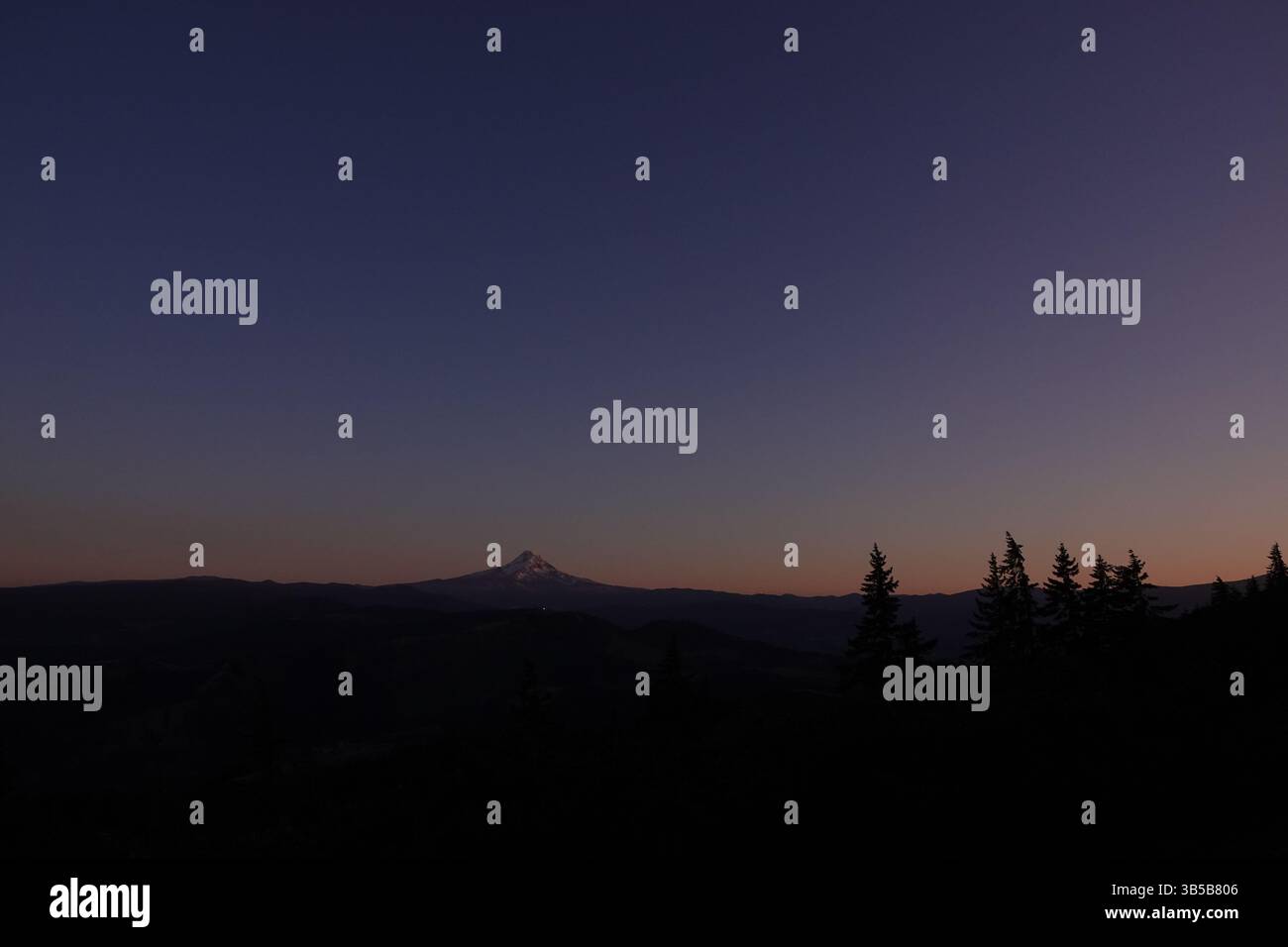 13 juillet 2022, Hood River, Oregon, USA : une vue du Mont Hood. Hood River, Oregon, est un endroit populaire pour la planche à voile et le kitesurf. C'est une ville pittoresque le long de la gorge du fleuve Columbia. (Crédit image : © Karen Focht/ZUMA Press Wire) Banque D'Images