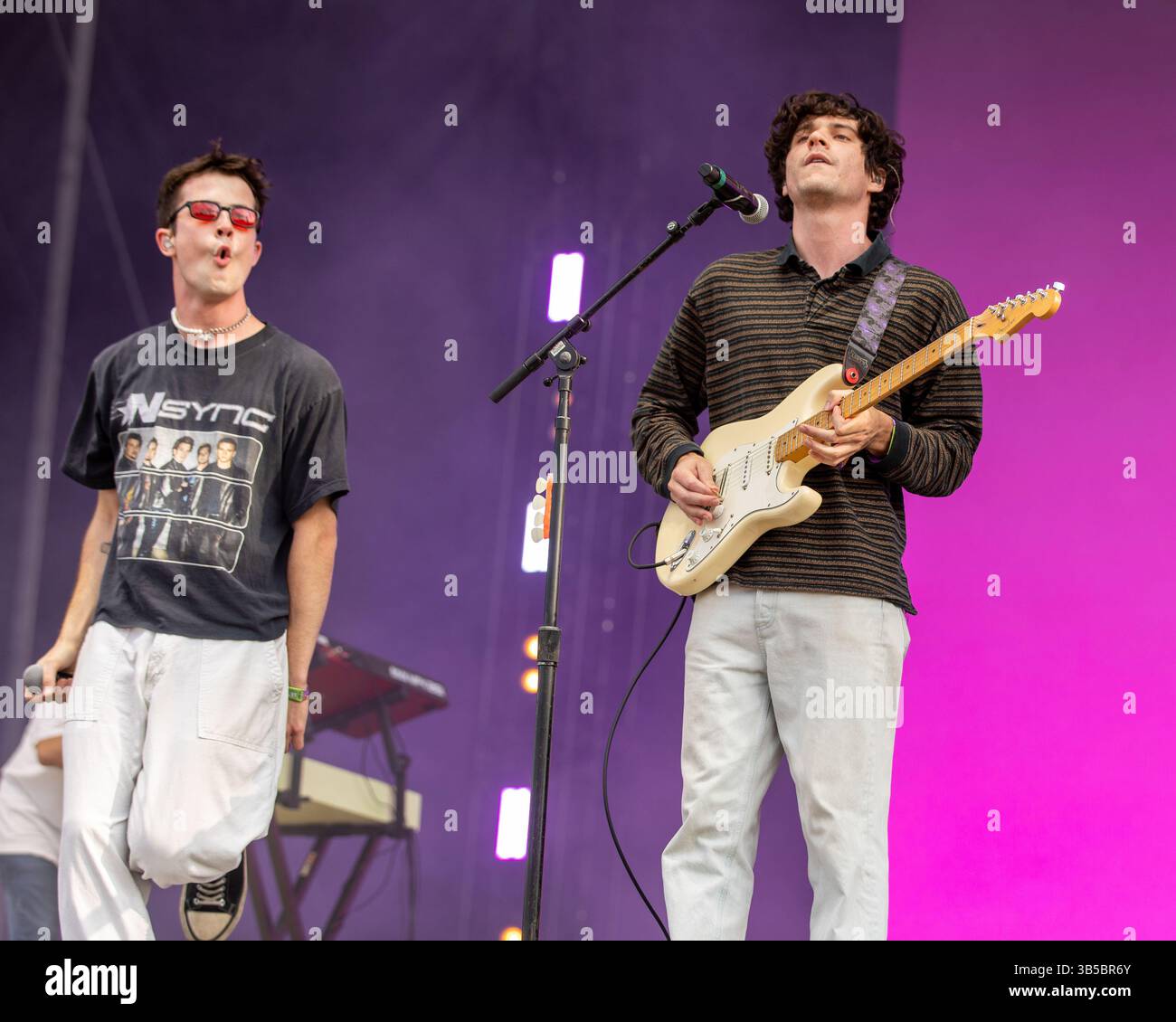 30 juillet 2022, Chicago, Illinois, États-Unis : DYLAN MINNETTE et BRAEDEN LEMASTERS of Wallows pendant le Lollapalooza Music Festival au Grant Park à Chicago, Illinois (crédit image : © Daniel DeSlover/ZUMA Press Wire) Banque D'Images