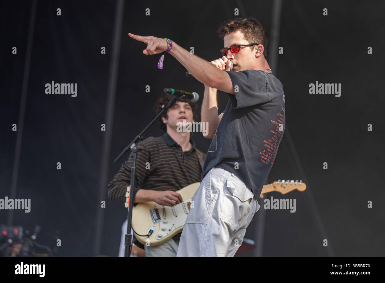 30 juillet 2022, Chicago, Illinois, États-Unis : BRAEDEN LEMASTERS et DYLAN MINNETTE de Wallows pendant le Lollapalooza Music Festival au Grant Park à Chicago, Illinois (crédit image : © Daniel DeSlover/ZUMA Press Wire) Banque D'Images