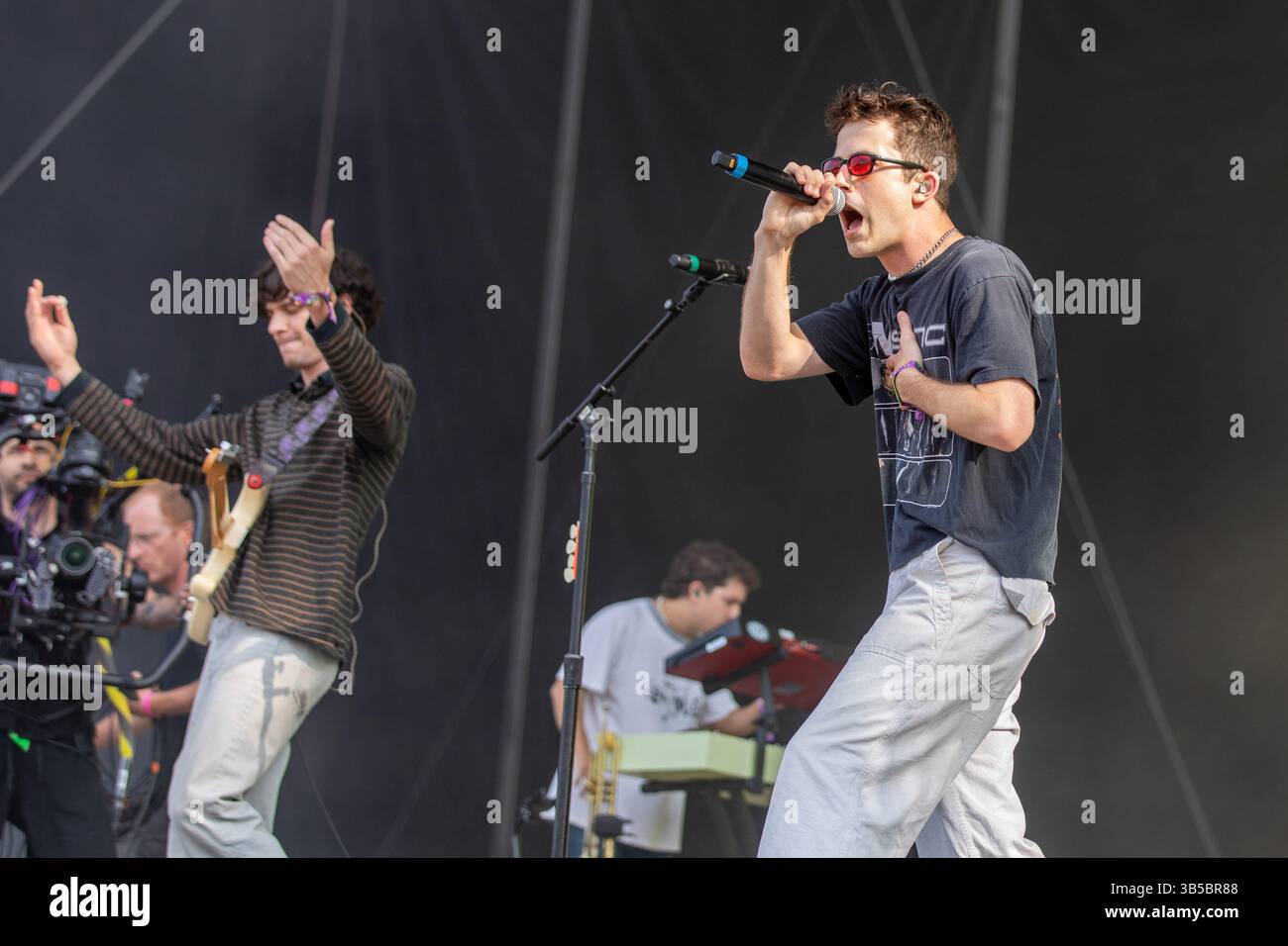 30 juillet 2022, Chicago, Illinois, États-Unis : BRAEDEN LEMASTERS et DYLAN MINNETTE de Wallows pendant le Lollapalooza Music Festival au Grant Park à Chicago, Illinois (crédit image : © Daniel DeSlover/ZUMA Press Wire) Banque D'Images