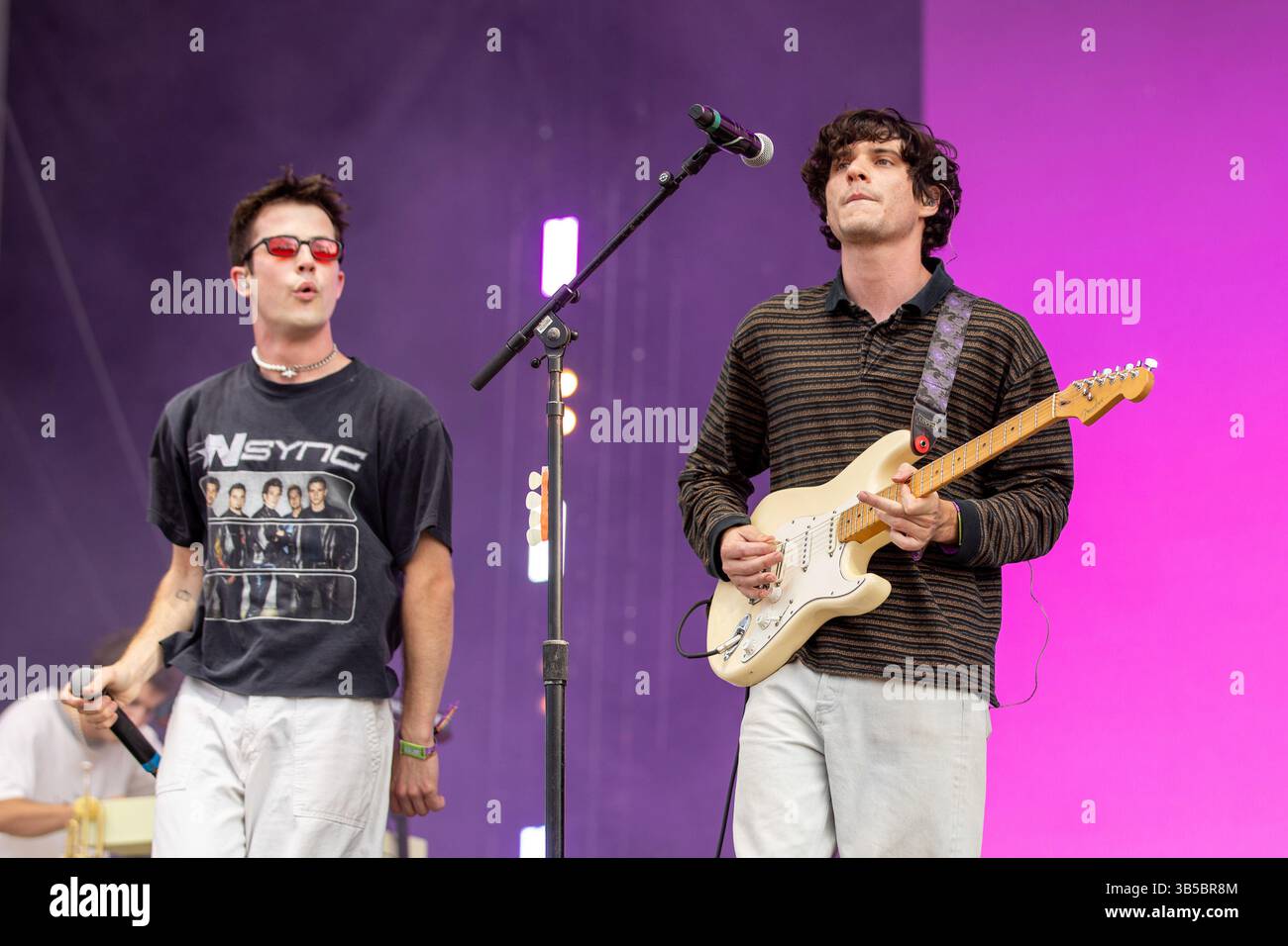 30 juillet 2022, Chicago, Illinois, États-Unis : DYLAN MINNETTE et BRAEDEN LEMASTERS of Wallows pendant le Lollapalooza Music Festival au Grant Park à Chicago, Illinois (crédit image : © Daniel DeSlover/ZUMA Press Wire) Banque D'Images