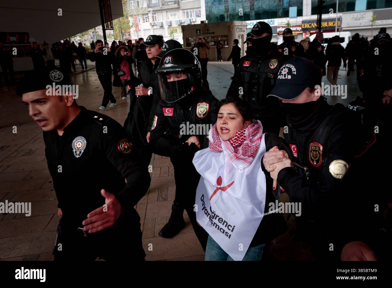 Istanbul, Turquie. 01 mai 2025. La police anti-émeute se bagarre avec les manifestants pendant la manifestation. Les manifestants ont tenté de défier une interdiction et ont défilé sur la place Taksim pour célébrer le 1er mai à Istanbul, en Turquie. Crédit : SOPA images Limited/Alamy Live News Banque D'Images