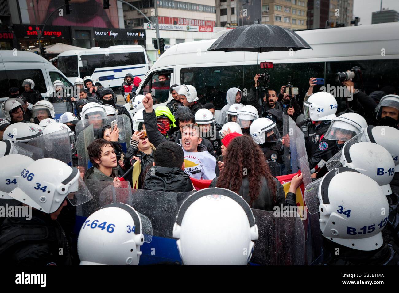 Istanbul, Turquie. 01 mai 2025. La police anti-émeute se bagarre avec les manifestants pendant la manifestation. Les manifestants ont tenté de défier une interdiction et ont défilé sur la place Taksim pour célébrer le 1er mai à Istanbul, en Turquie. Crédit : SOPA images Limited/Alamy Live News Banque D'Images