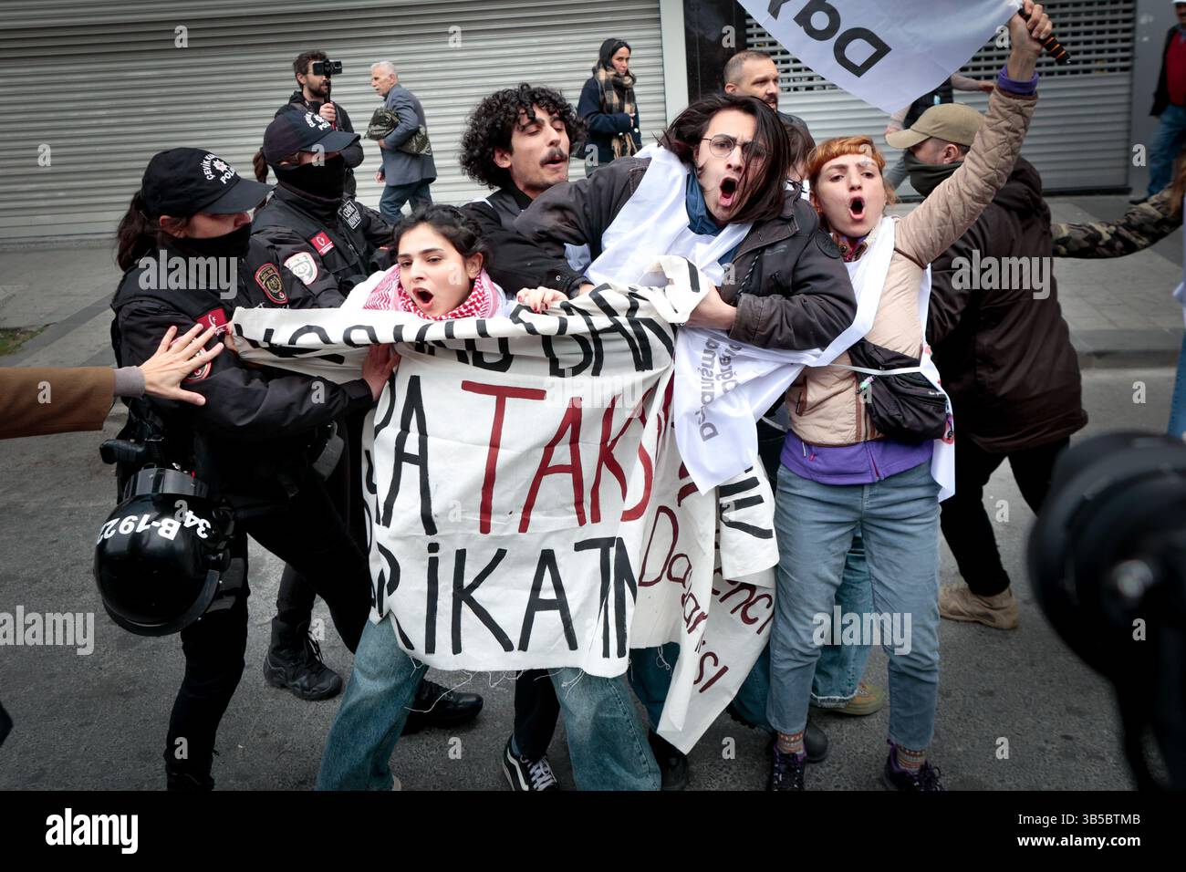 Istanbul, Turquie. 01 mai 2025. La police anti-émeute se bagarre avec les manifestants pendant la manifestation. Les manifestants ont tenté de défier une interdiction et ont défilé sur la place Taksim pour célébrer le 1er mai à Istanbul, en Turquie. Crédit : SOPA images Limited/Alamy Live News Banque D'Images