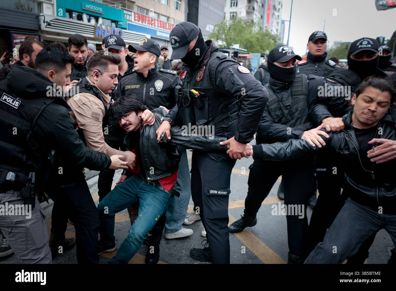 Istanbul, Turquie. 01 mai 2025. La police anti-émeute se bagarre avec les manifestants pendant la manifestation. Les manifestants ont tenté de défier une interdiction et ont défilé sur la place Taksim pour célébrer le 1er mai à Istanbul, en Turquie. Crédit : SOPA images Limited/Alamy Live News Banque D'Images