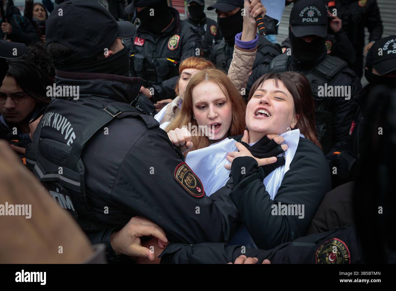 Istanbul, Turquie. 01 mai 2025. La police anti-émeute se bagarre avec les manifestants pendant la manifestation. Les manifestants ont tenté de défier une interdiction et ont défilé sur la place Taksim pour célébrer le 1er mai à Istanbul, en Turquie. Crédit : SOPA images Limited/Alamy Live News Banque D'Images