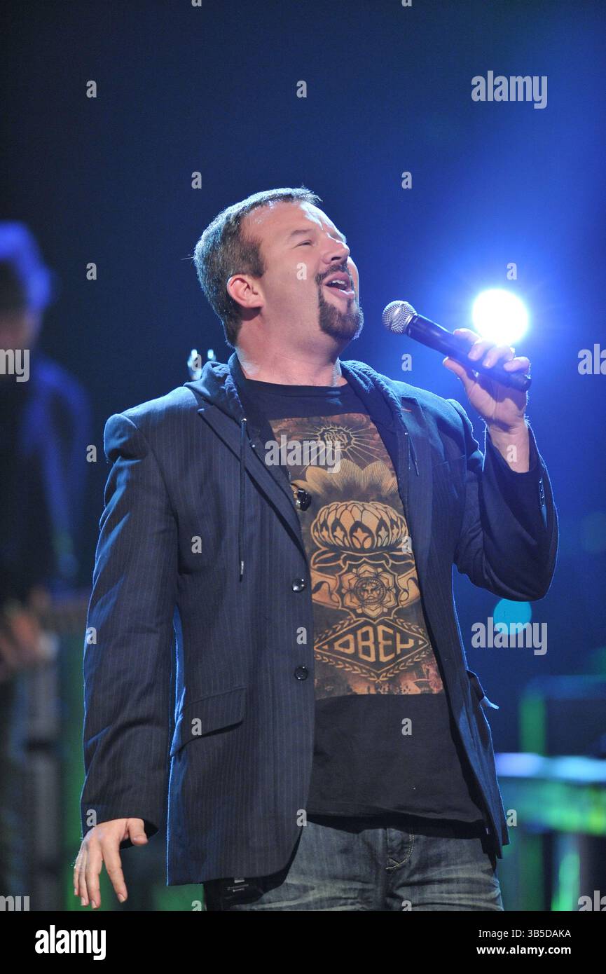 Casting Crowns se produit lors de la 41e édition annuelle des GMA Dove Awards à la Grand Ole Opry House le mercredi 21 avril 2010 à Nashville, TN. Les Dove Awards seront diffusés le dimanche 25 avril à 20 h HE sur GMC. (Crédit image : © Aaron Crisler/ZUMA Press Wire) Banque D'Images