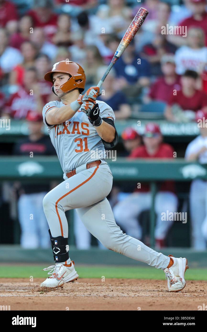 1er mai 2025 : Casey Borba (31 ans), du Texas, suit son swing alors qu'il est à l'assiette. L'Arkansas a battu le Texas 9-0 à Fayetteville, AR. Richey Miller/CSM Banque D'Images