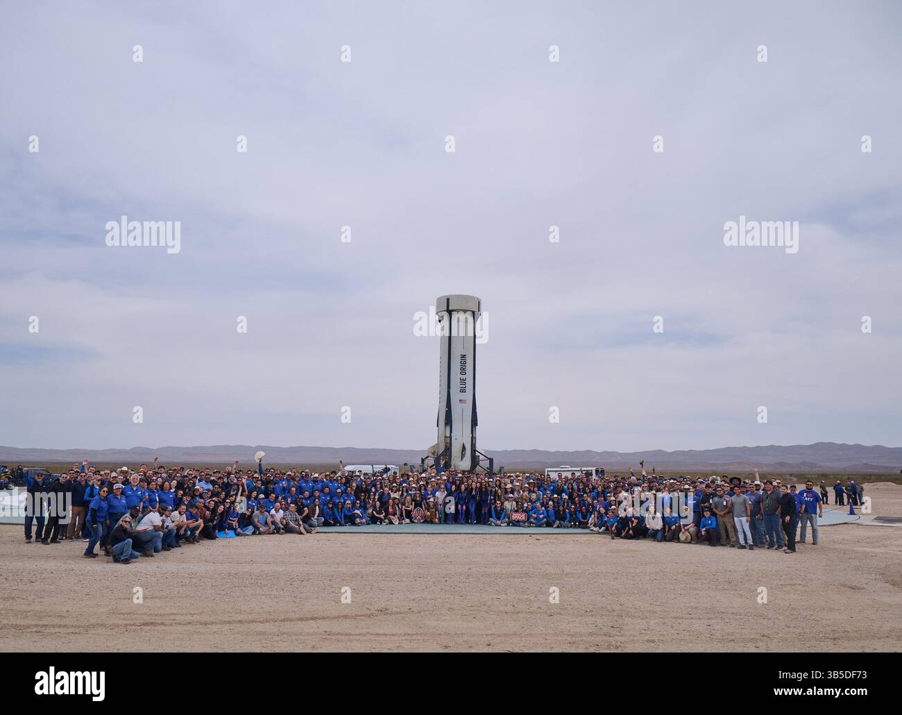 Texas, États-Unis. 14 avril 2025. Portrait de l'équipage et des travailleurs. Système de lancement suborbital et mission d'atterrissage. Ce vol suborbital, le 31e du programme New Shepard et le 11e équipage, prolongera l’initiative de Blue Origin pour démocratiser l’accès à l’espace, ayant déjà transporté 52 personnes au-delà de la ligne Karman. États-Unis (crédit image : © Blue Origin/ZUMA Press Wire) USAGE ÉDITORIAL SEULEMENT ! Non destiné à UN USAGE commercial ! Banque D'Images