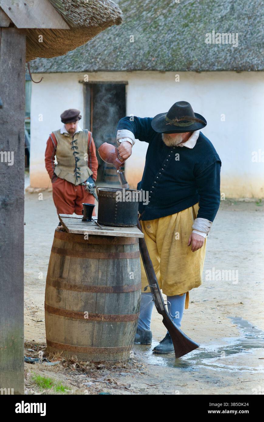 Jamestown, Virginie, États-Unis - 17 janvier 2015 ; Un interprète historique nettoie son canon de mousquet à la suite d'une démonstration de tir réel pour les visiteurs. Banque D'Images