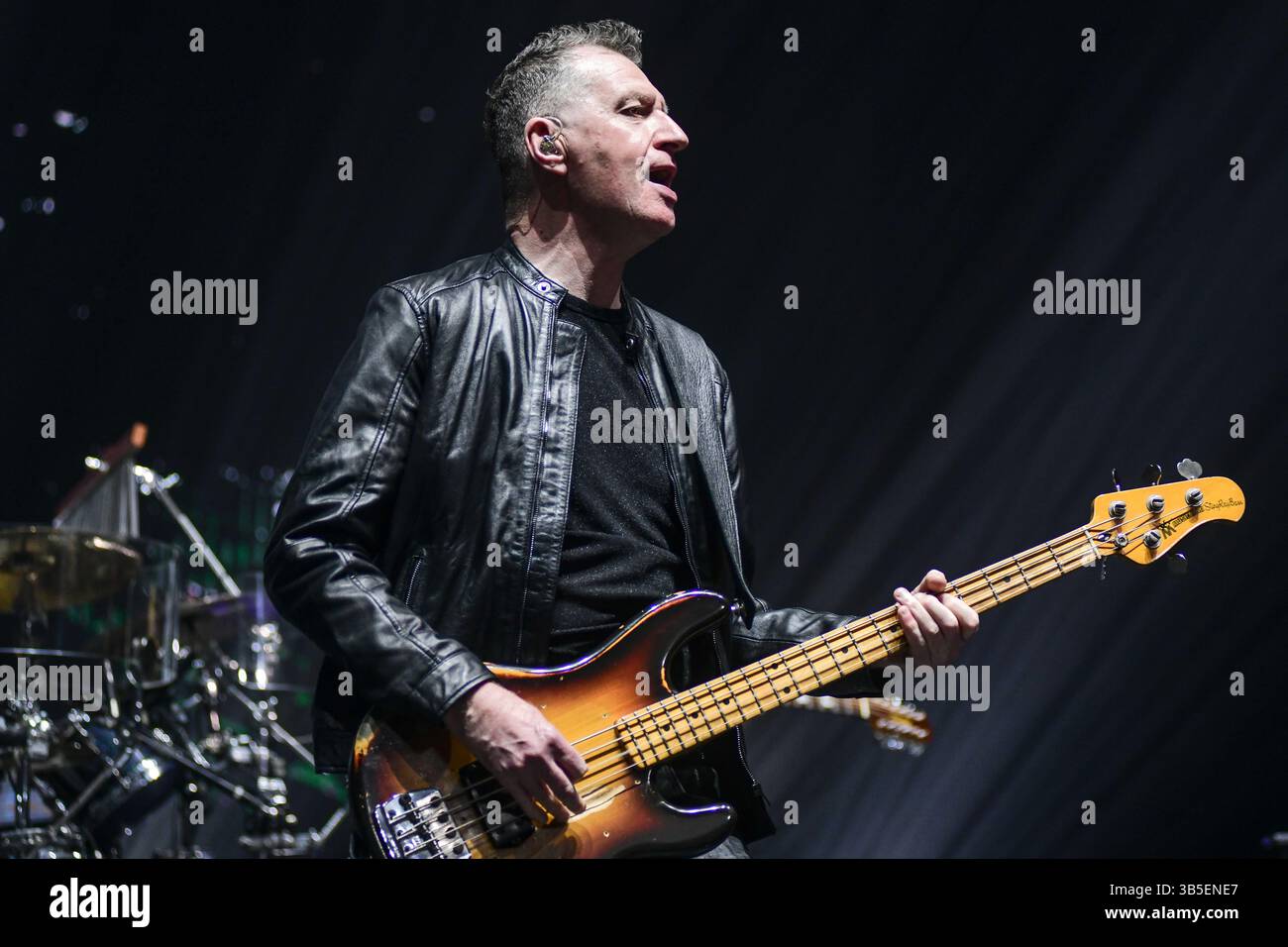 Buenos Aires (1er mai 2025). Le groupe pop-rock écossais simple Minds (GED Grimes, basse), se produisant en concert à Movistar Arena Argentina. Crédit : Mariano Garcia/Alamy Live News Banque D'Images