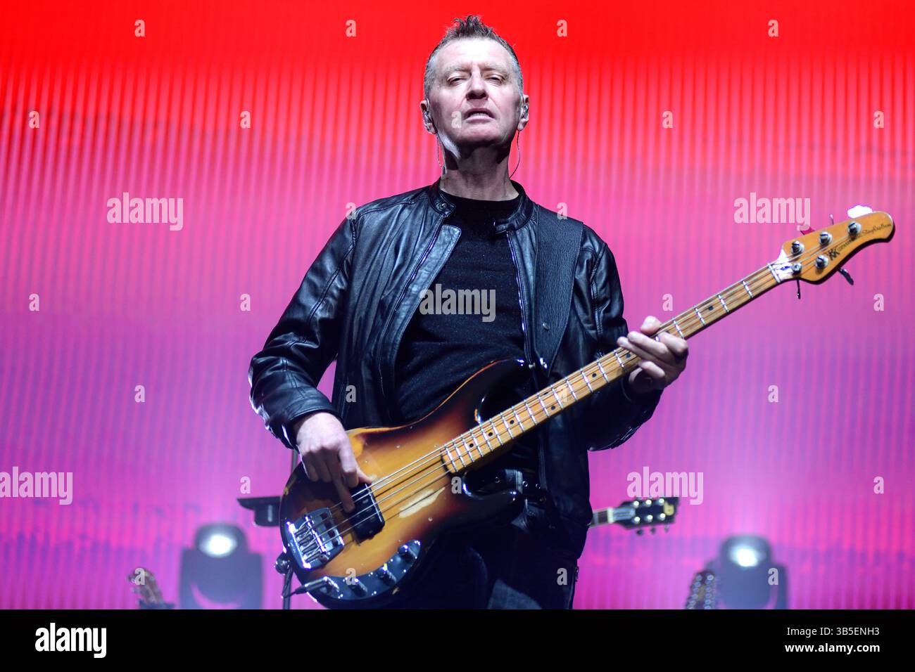 Buenos Aires (1er mai 2025). Le groupe pop-rock écossais simple Minds (GED Grimes, basse), se produisant en concert à Movistar Arena Argentina. Crédit : Mariano Garcia/Alamy Live News Banque D'Images