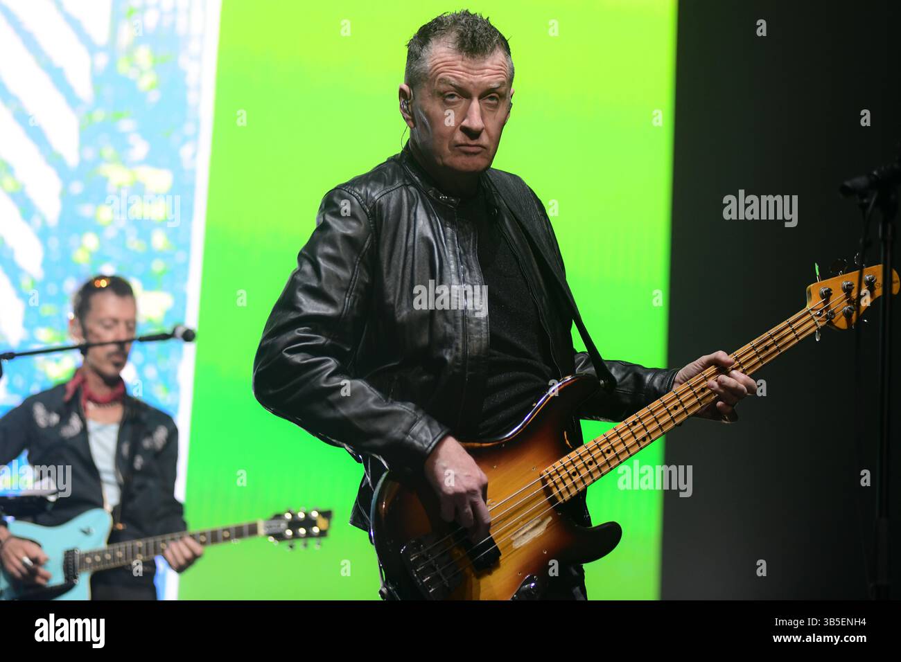 Buenos Aires (1er mai 2025). Le groupe pop-rock écossais simple Minds (GED Grimes, basse), se produisant en concert à Movistar Arena Argentina. Crédit : Mariano Garcia/Alamy Live News Banque D'Images