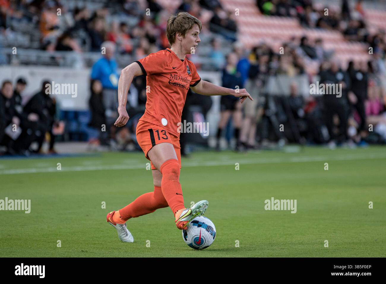 20 mars 2022, Houston, Texas, USA : Sophie Schmidt (13 ans), milieu de terrain des Houston Dash, contrôle le ballon lors du match NWSL entre les Houston Dash et les Chicago Red Stars au PNC Stadium de Houston, Texas, le 20 mars 2022. Les Red Stars de Chicago gagnent 3-1. (Crédit image : © Lynn Pennington/ZUMA Press Wire) Banque D'Images