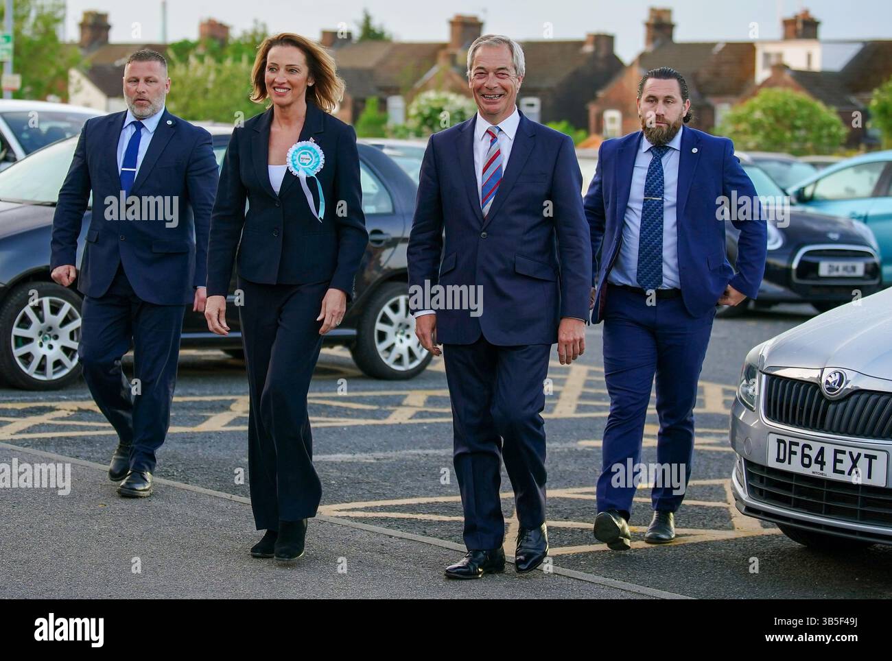 La candidate réformiste britannique Sarah Pochin et le chef du parti Nigel Farage (deuxième à droite) arrivent au stade DCBL Halton avant le résultat de l'élection partielle Runcorn and Helsby au stade DCBL Halton, Widnes, Cheshire. L'élection partielle a été déclenchée par la démission de l'ancien député travailliste Mike Amesbury. Date de la photo : vendredi 2 mai 2025. Banque D'Images