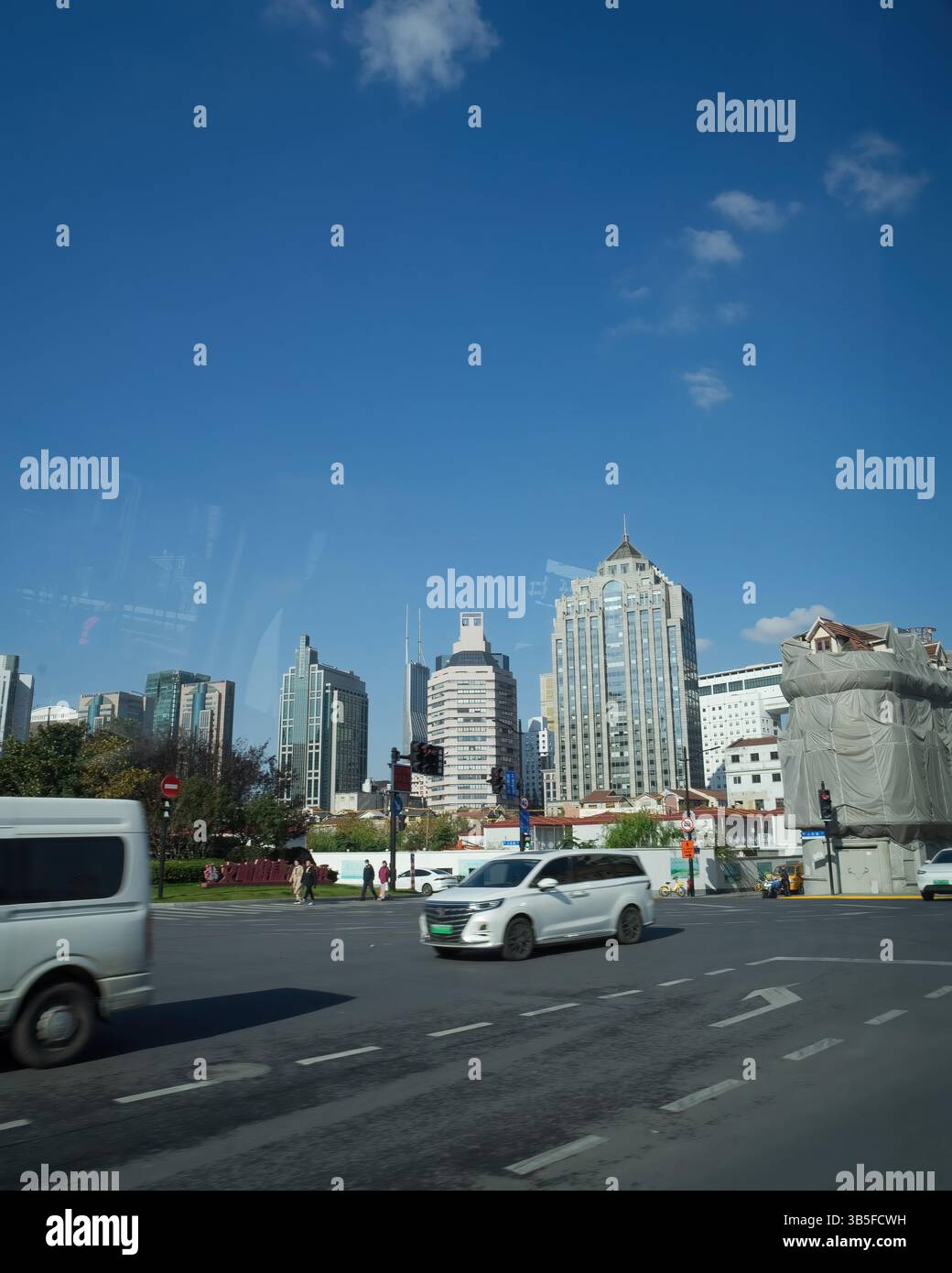 shanghai, Chine - 8 décembre 2024 vue de la route achalandée près du bâtiment des gratte-ciel dans la ville depuis la voiture en mouvement. Banque D'Images