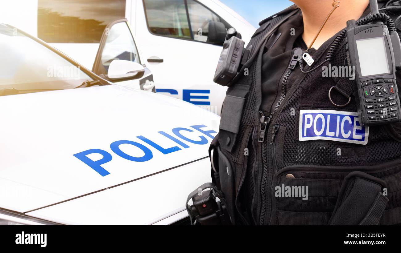 Agent de police et voiture de police - scène de flic des services d'urgence avec des véhicules routiers de la force de police, mettant en vedette une voiture d'application de la loi et un camion de police. Banque D'Images