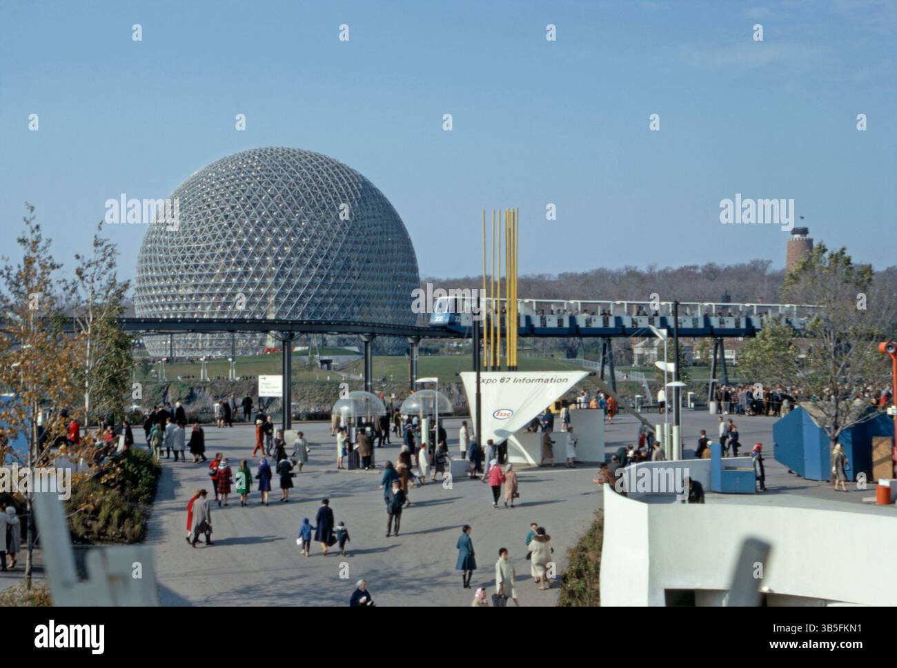 Une vue de l'Expo 67, Montréal, Québec, Canada en 1967. Le pavillon des États-Unis (à l'arrière) comportait un hémisphère de dôme géodésique conçu par Richard Buckminster Fuller, qui abrite aujourd'hui un musée appelé Biosphère. Le site du système de transport surélevé était un monorail à 3 boucles appelé le Minirail - une photographie vintage des années 1960. Banque D'Images