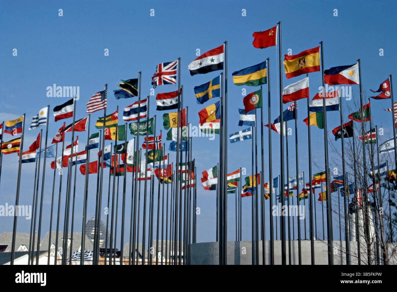 Une vue du site de l'Expo 67, Montréal, Québec, Canada en 1967. Ici, les drapeaux nationaux flottent dans la brise. L’exposition universelle (ou exposition universelle, « Expo 67 ») était située sur une île du fleuve Saint-Laurent. Son thème était « L’homme et son monde ». L'attraction a perduré après 1967 pendant les mois d'été et a finalement fermé en 1981. Cette image est tirée d'un vieux transparent couleur amateur Kodak pris par un visiteur de la foire - une photographie vintage des années 1960. Banque D'Images