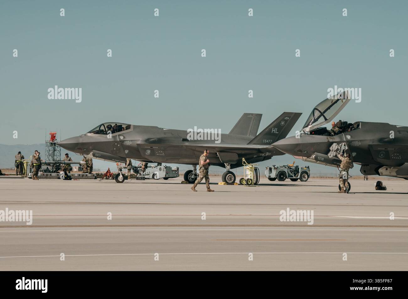 Les mainteneurs de l'US Air Force reçoivent deux F-35A Lightning IIS de la 388th Fighter Wing après avoir atterri pendant l'exercice PANTHER SHADOW à Mountain Home A. Banque D'Images