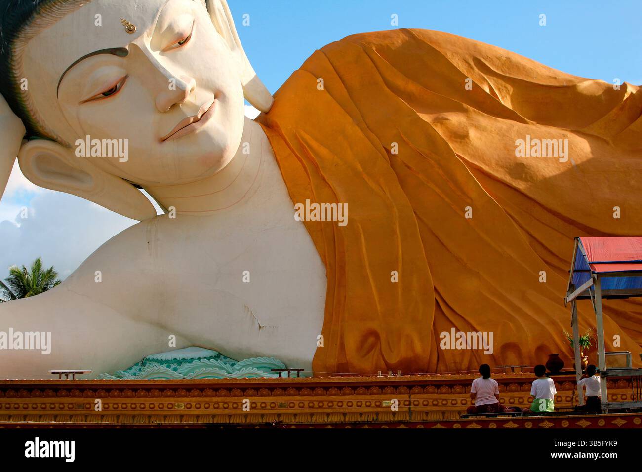 BUDA PRÈS DE BUDA DE SHWETHALYAUNG À BAGO Banque D'Images BUDA PRÈS DE BUDA DE SHWETHALYAUNG À BAGO Banque D'Images