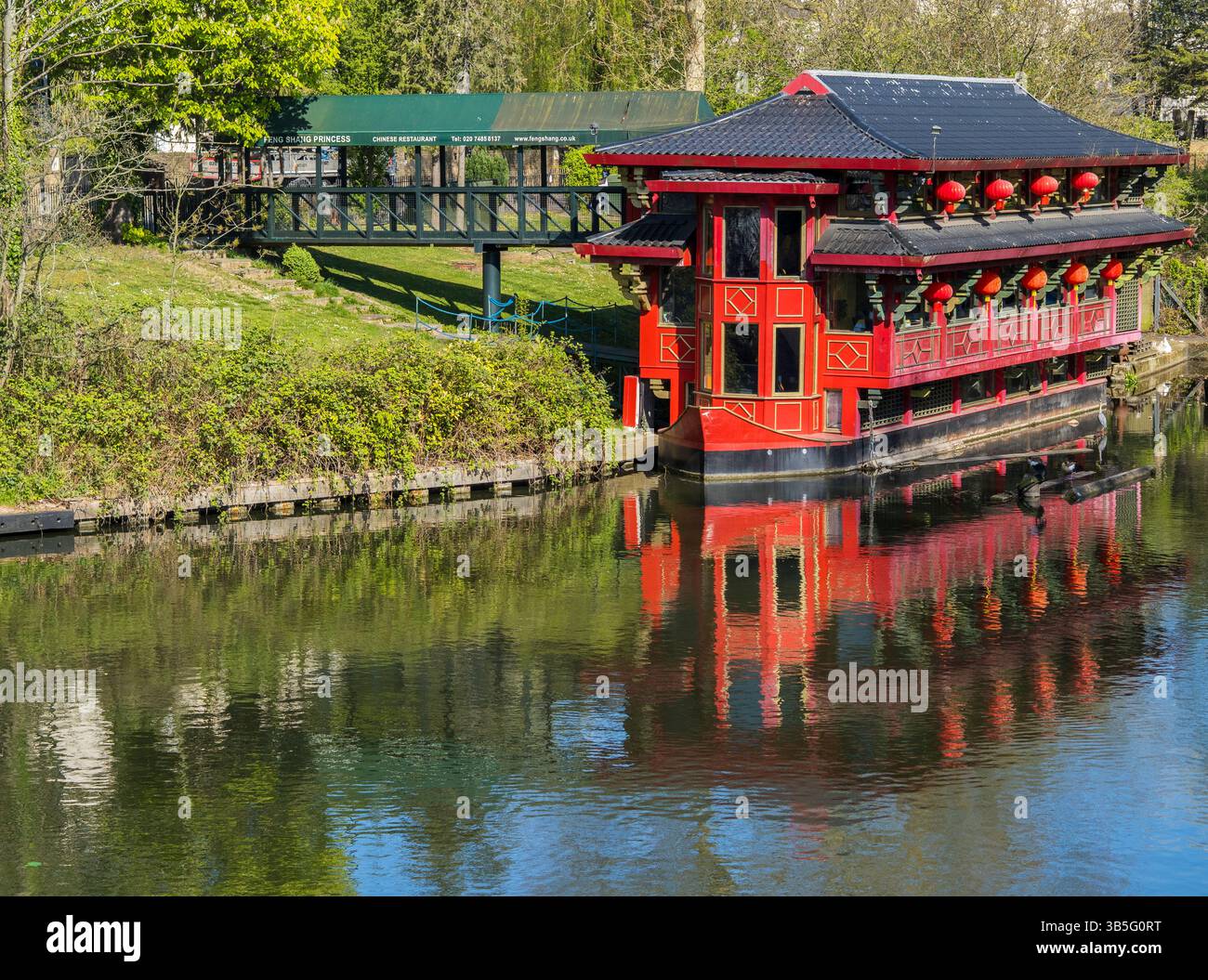 Feng Shang Princess, bateau rouge, restaurant chinois, Southern Star Cumberland Basin, Regents canal, Londres, Angleterre, Royaume-Uni, GB. Banque D'Images