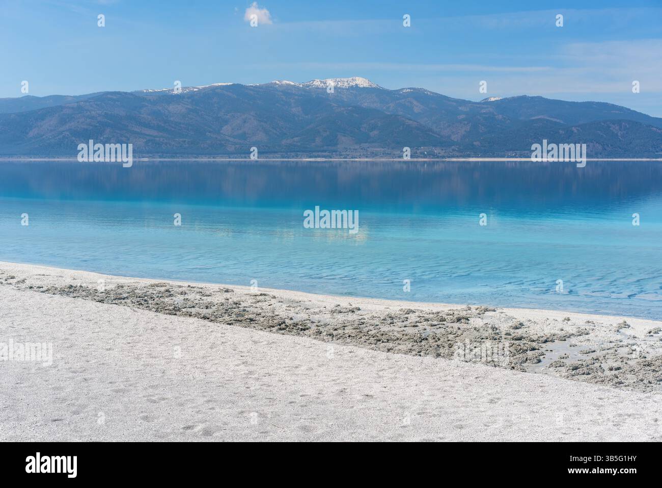 Lac Salda golu reflétant les montagnes avec plage blanche Banque D'Images