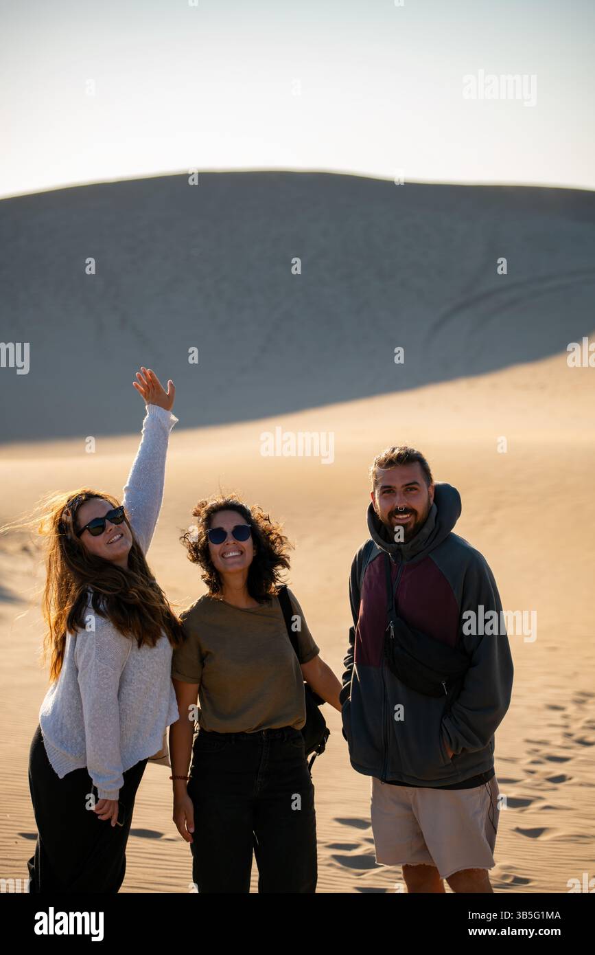 Groupe touristique d'amis appréciant les dunes de sable de la plage de Patara Banque D'Images