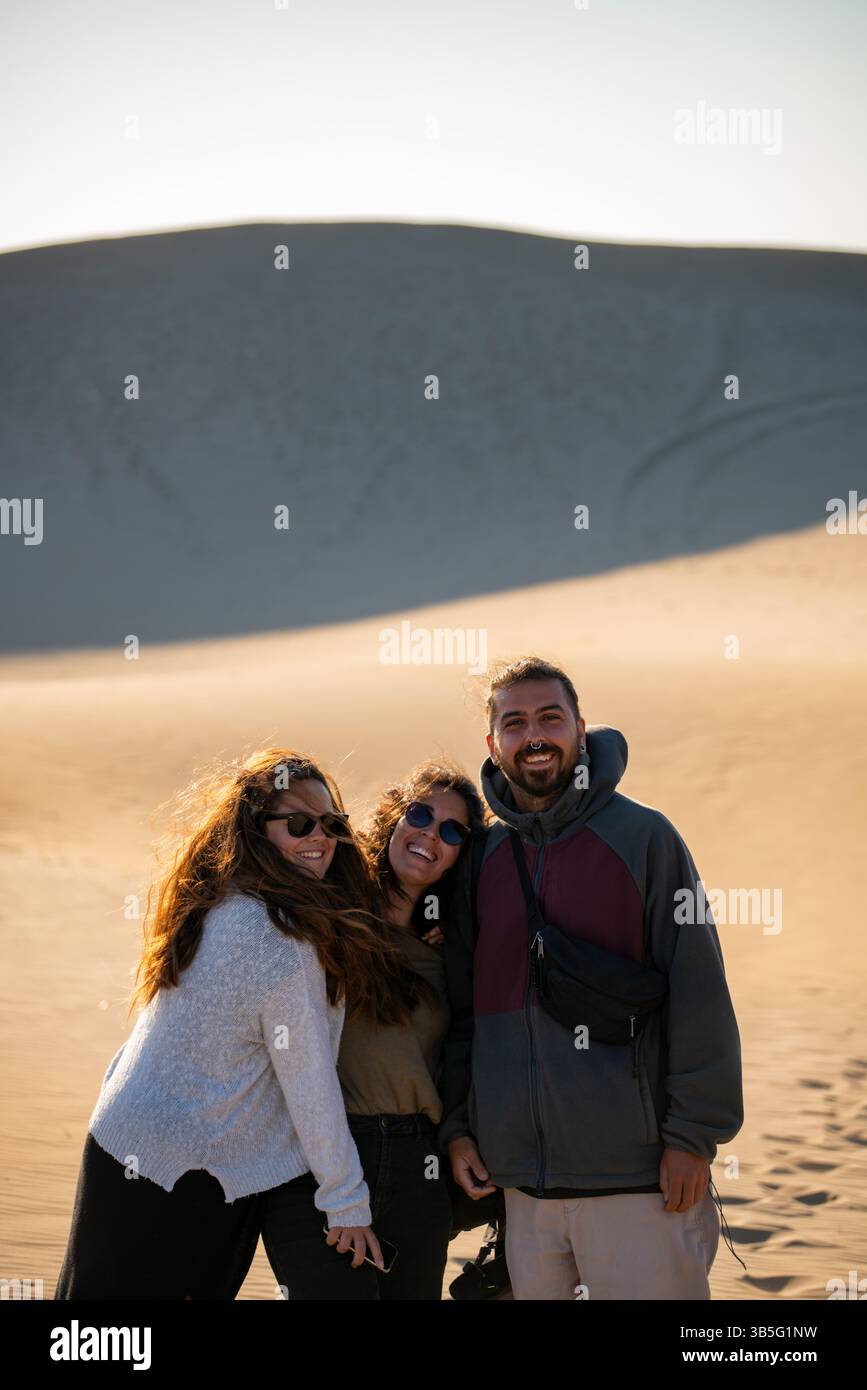 Groupe touristique d'amis appréciant les dunes de sable de la plage de Patara Banque D'Images