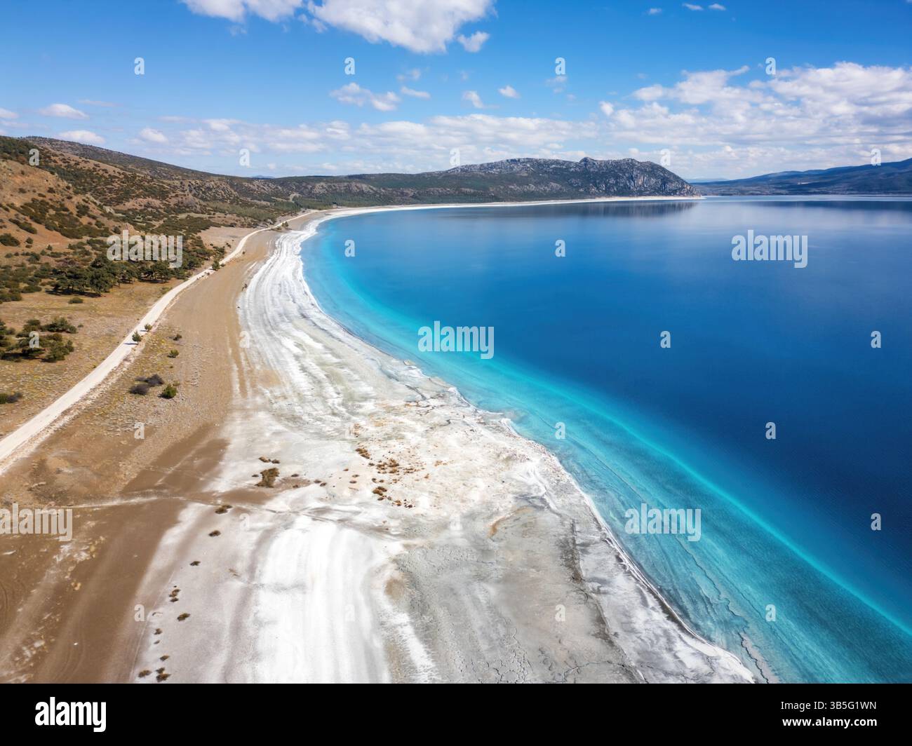 Vue aérienne par drone de la plage de sable blanc du lac Salda Banque D'Images