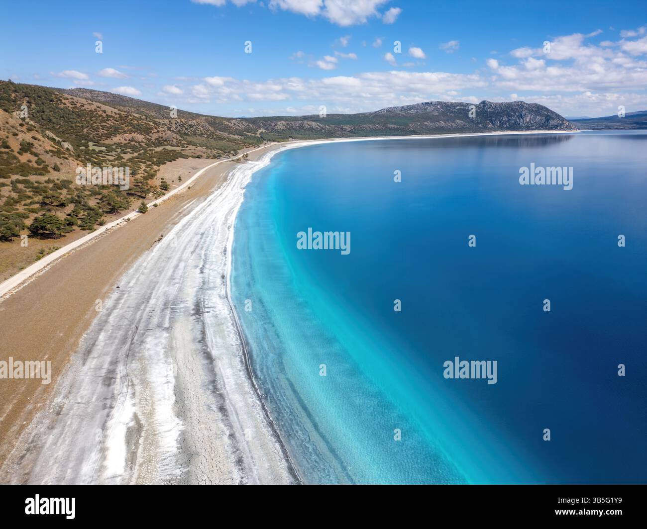 Vue aérienne par drone de la plage de sable blanc du lac Salda Banque D'Images