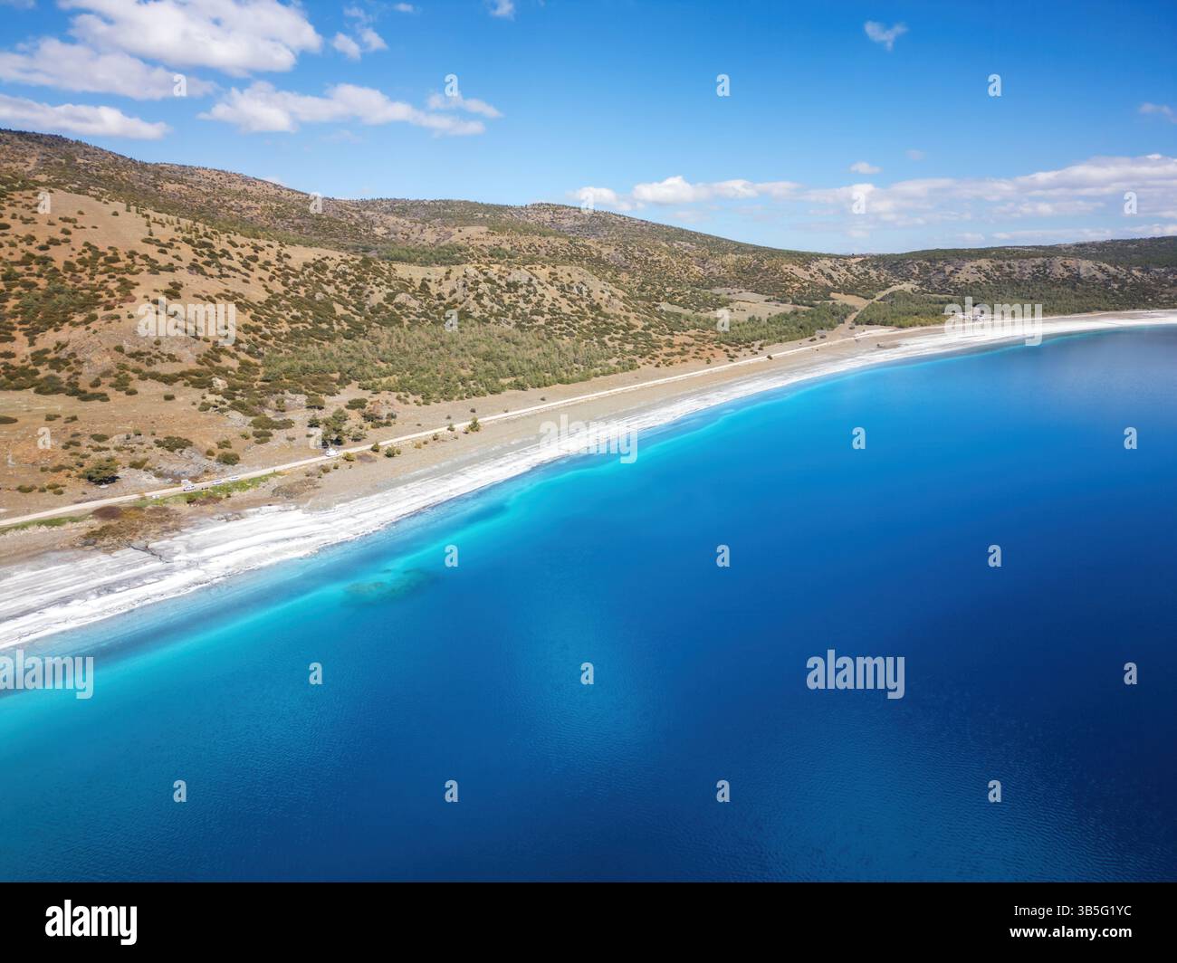 Vue aérienne par drone de la plage de sable blanc du lac Salda Banque D'Images