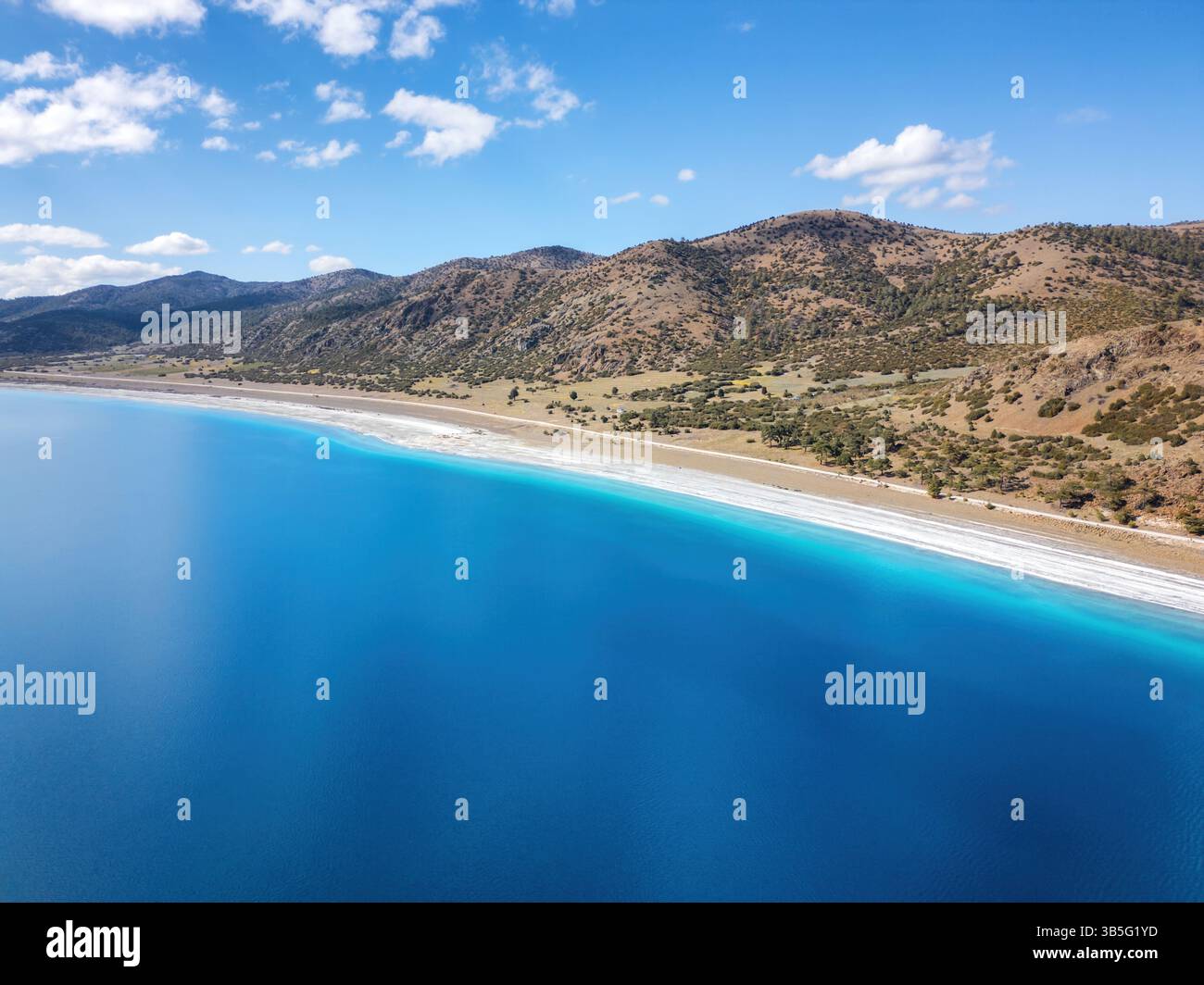 Vue aérienne par drone de la plage de sable blanc du lac Salda Banque D'Images