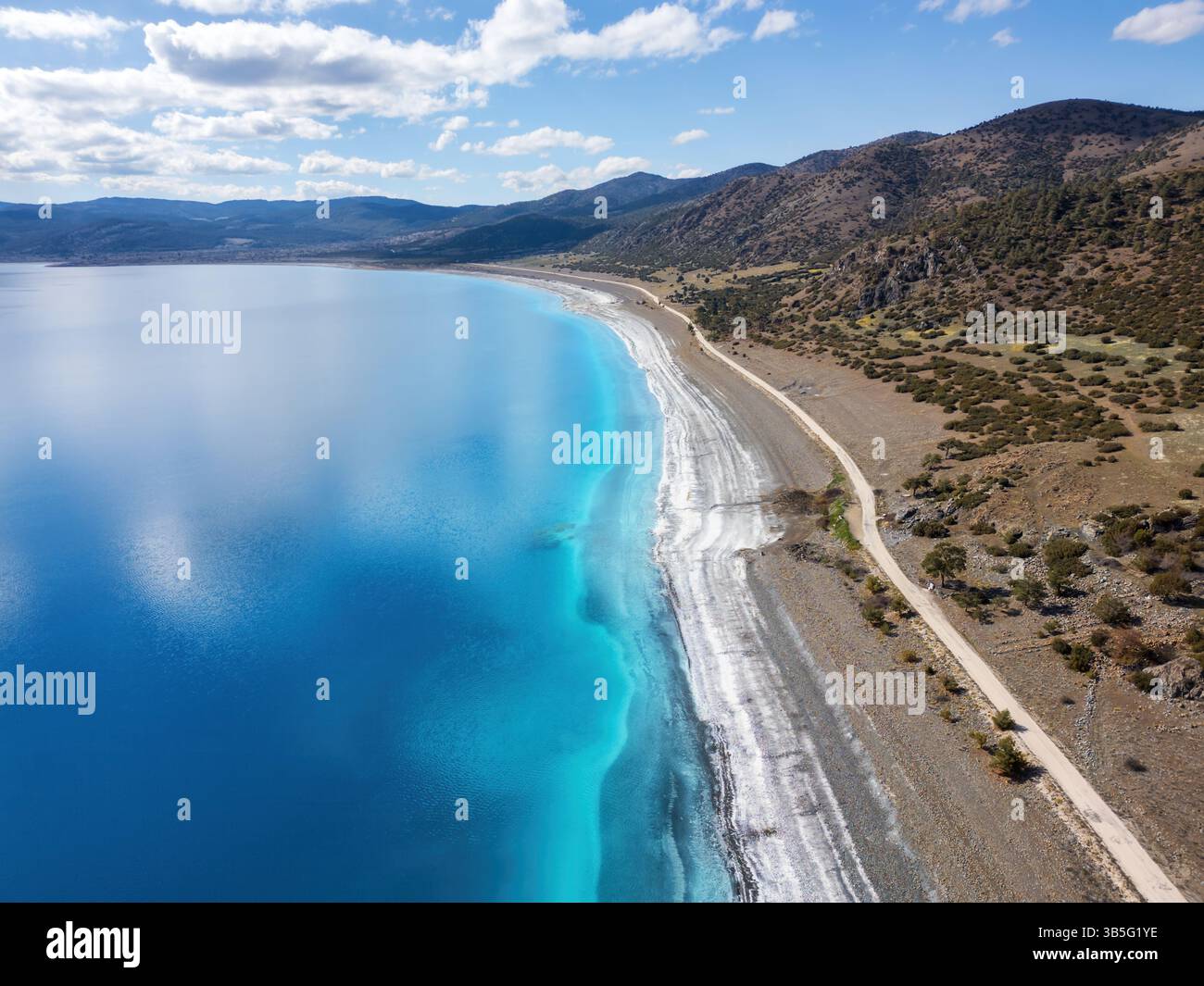Vue aérienne par drone de la plage de sable blanc du lac Salda Banque D'Images