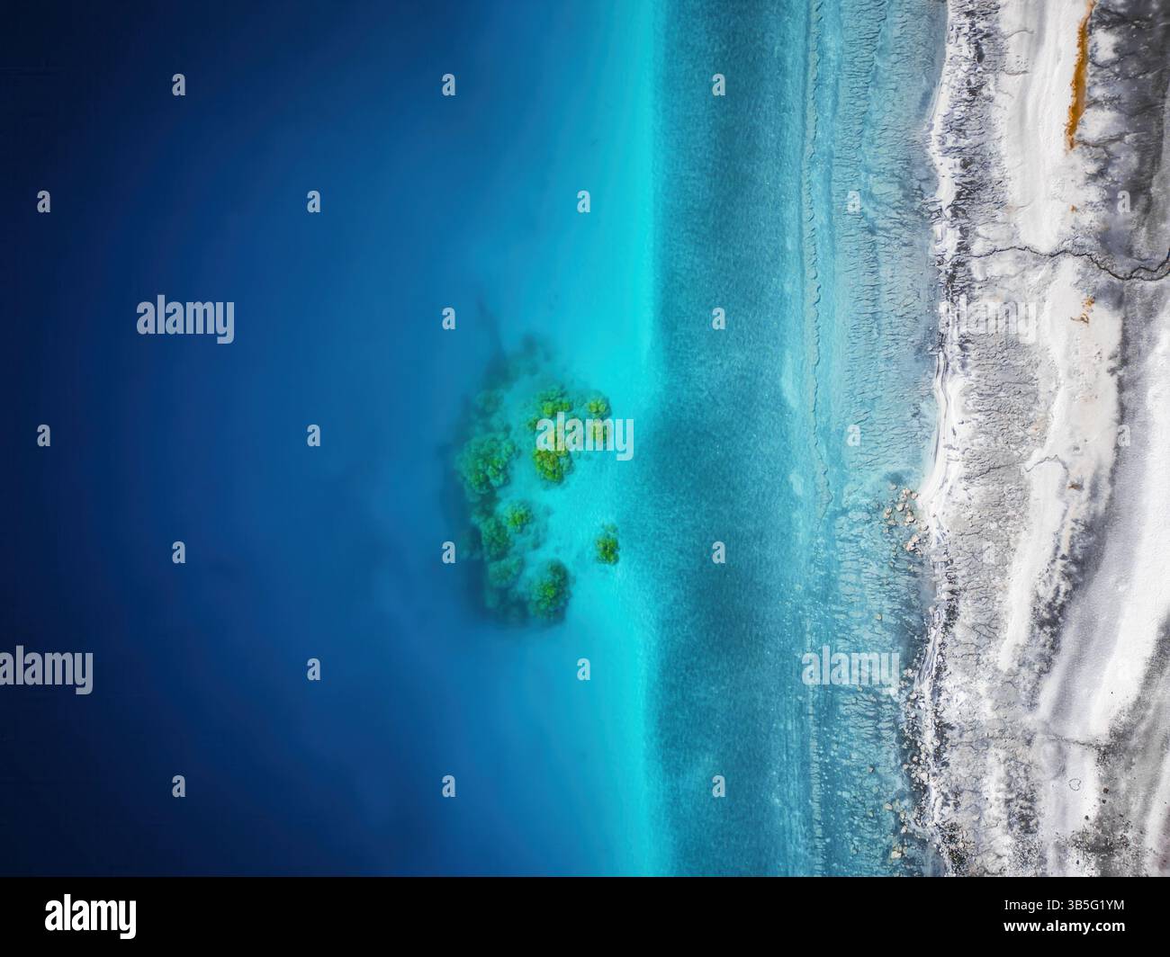 Vue aérienne par drone de la plage de sable blanc du lac Salda Banque D'Images