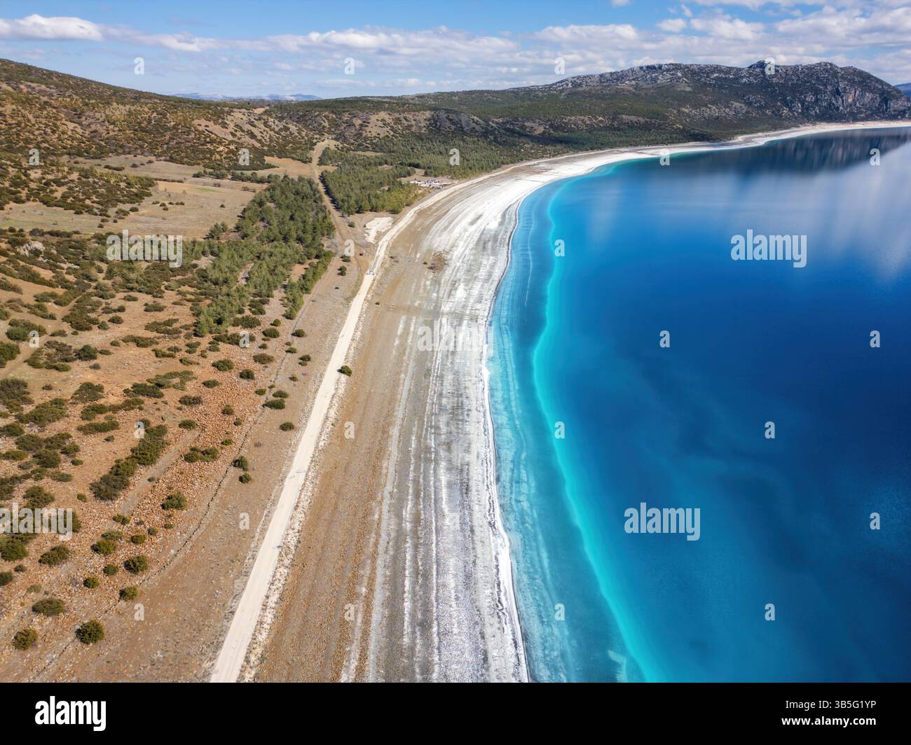 Vue aérienne par drone de la plage de sable blanc du lac Salda Banque D'Images