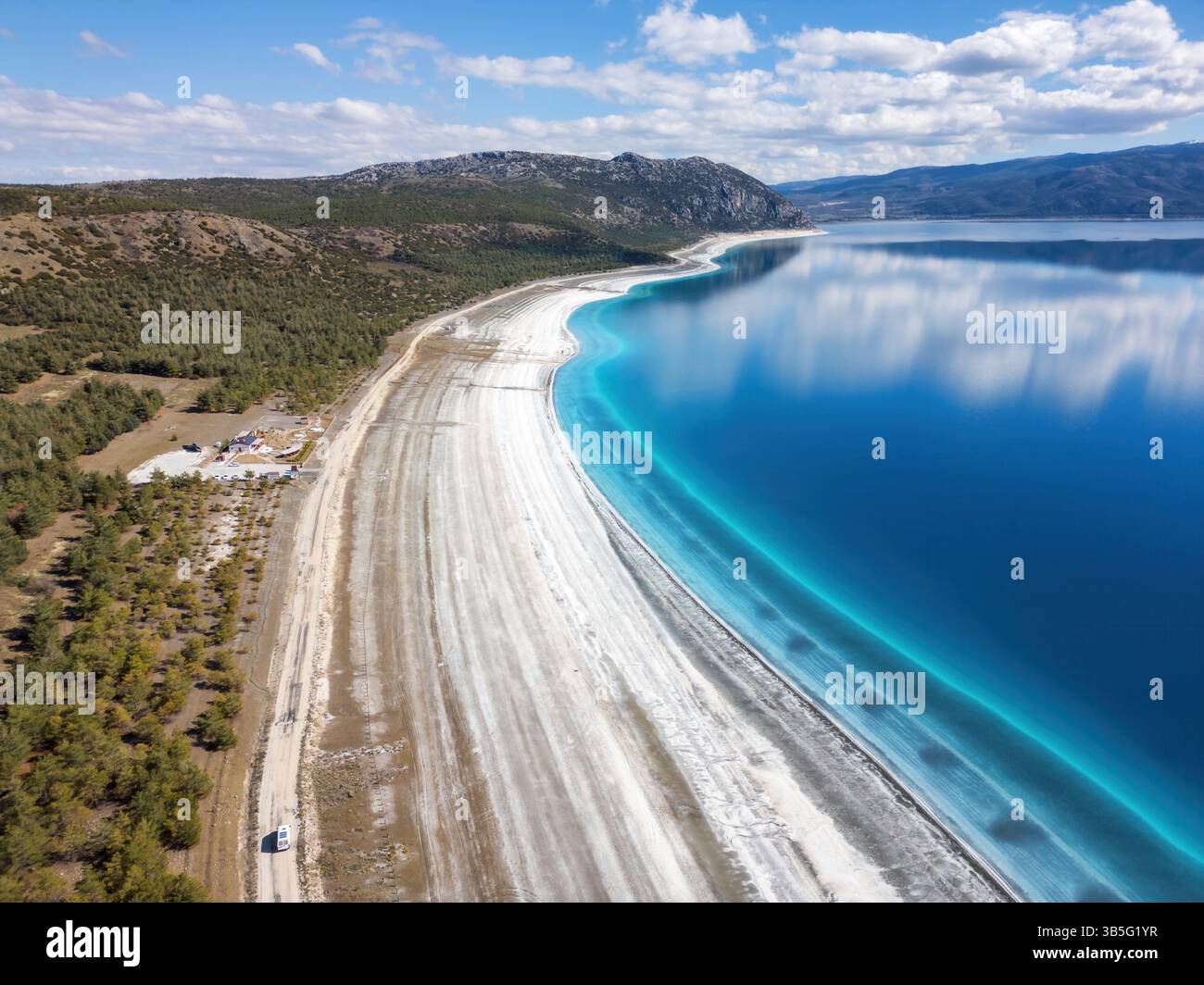 Vue aérienne par drone de la plage de sable blanc du lac Salda Banque D'Images