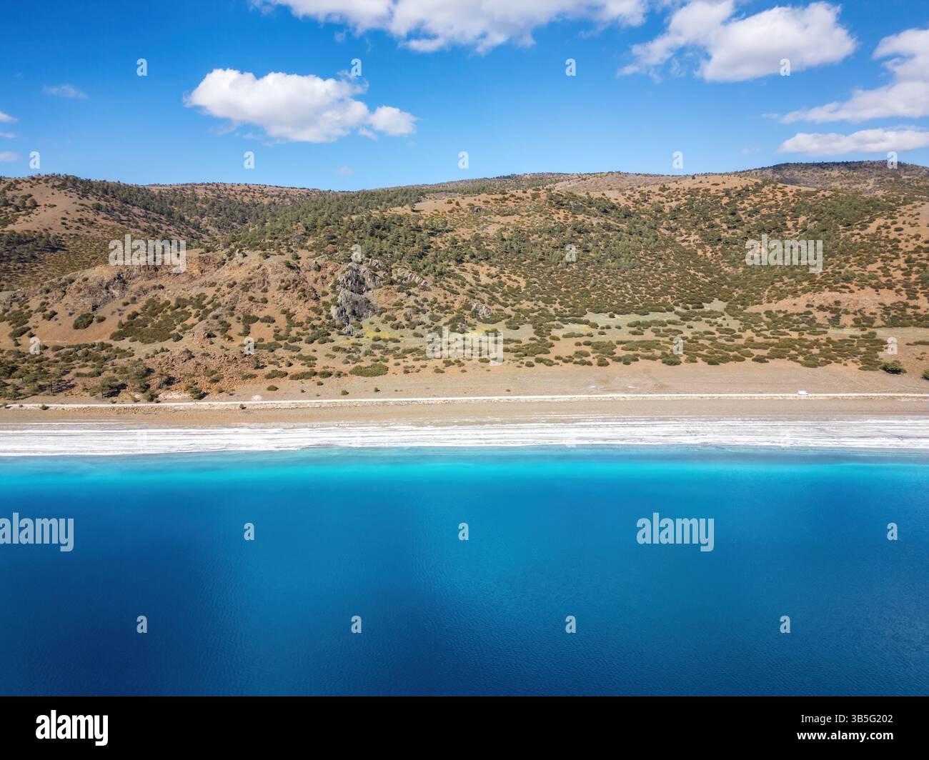 Vue aérienne par drone de la plage de sable blanc du lac Salda Banque D'Images