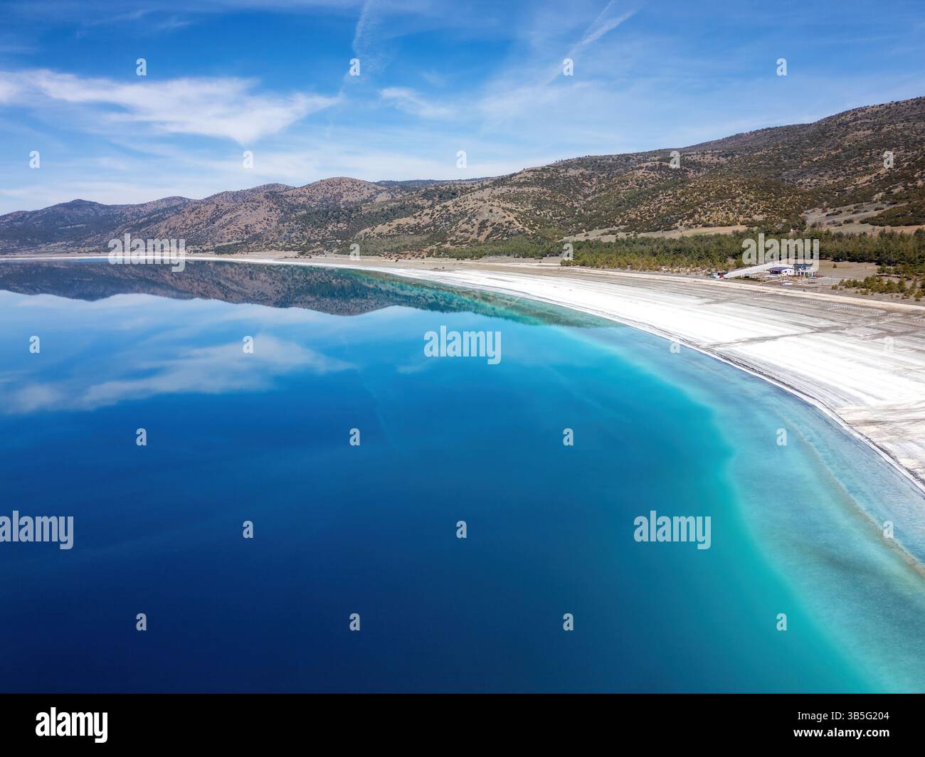 Vue aérienne par drone de la plage de sable blanc du lac Salda Banque D'Images