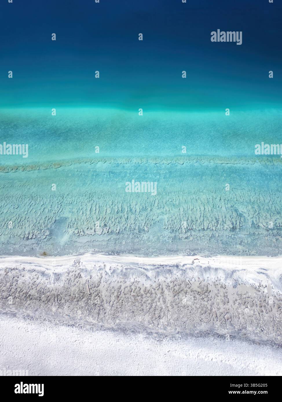 Vue aérienne par drone de la plage de sable blanc du lac Salda Banque D'Images