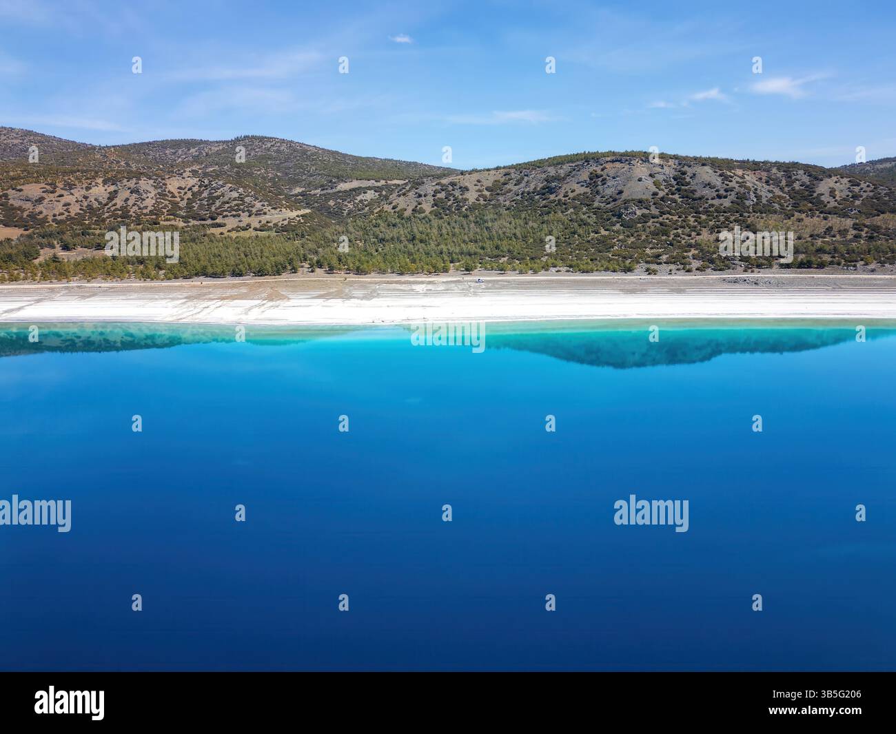 Vue aérienne par drone de la plage de sable blanc du lac Salda Banque D'Images
