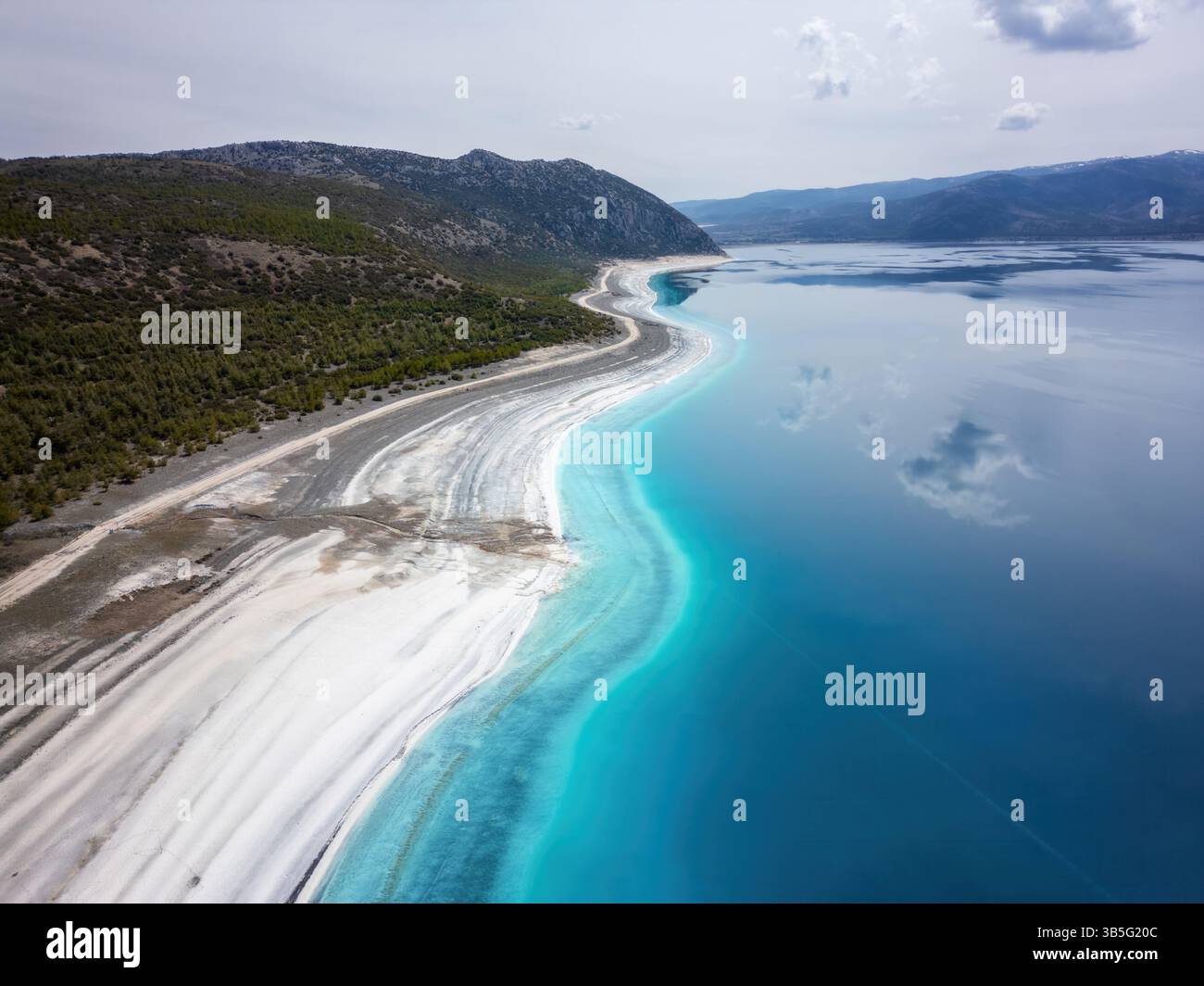 Vue aérienne par drone de la plage de sable blanc du lac Salda Banque D'Images
