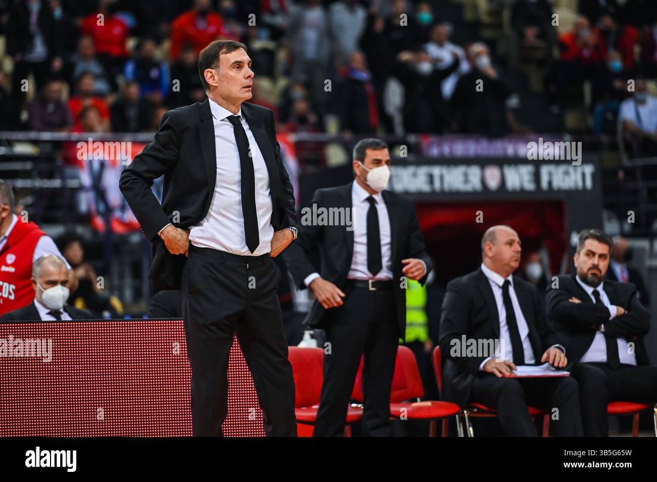 24 février 2022, Athènes, Lombardie, Grèce : GEORGIOS BARTZOKAS, entraîneur principal de l'Olympiacos Piraeus en action lors du match de la saison régulière de Turkish Airlines EuroLeague Round 27 entre l'Olympiacos Piraeus et l'AX Armani Exchange Milan au stade de la paix et de l'amitié le 24 février 2022 à Athènes, en Grèce. (Crédit image : © Stefanos Kyriazis/ZUMA Press Wire) Banque D'Images