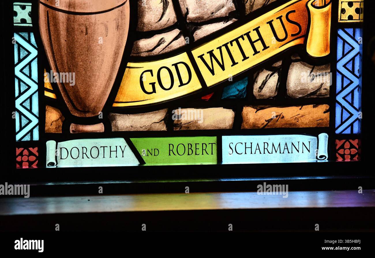 9 septembre 2022 : le vitrail Isaiah est la dernière fenêtre placée dans le sanctuaire de l'église épiscopale Emmanuel à Bel Air, Maryland, le 7 septembre 2022. Les noms de Dorothy et Robert Scharmann, à qui la fenêtre est dédiée, ornent la base de la fenêtre. (Crédit image : © Matt Button/The Aegis/Baltimore Sun via ZUMA Press Wire) Banque D'Images