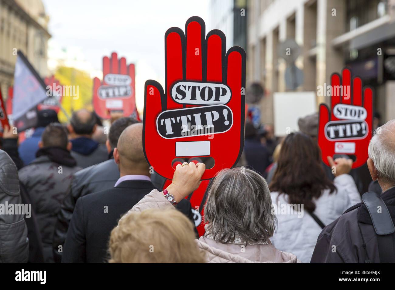 Des militants tiennent des pancartes rouges Stop TTIP lors d'une manifestation contre les accords de libre-échange TTIP, CETA et TISA entre l'UE et les États-Unis à Sofia, Banque D'Images