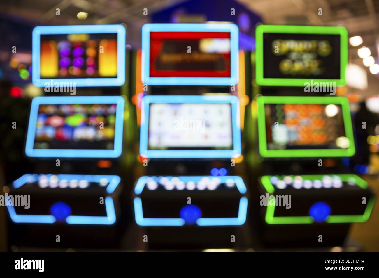 Image floue floue de l'équipement du casino. Machines à sous floues dans un casino Banque D'Images